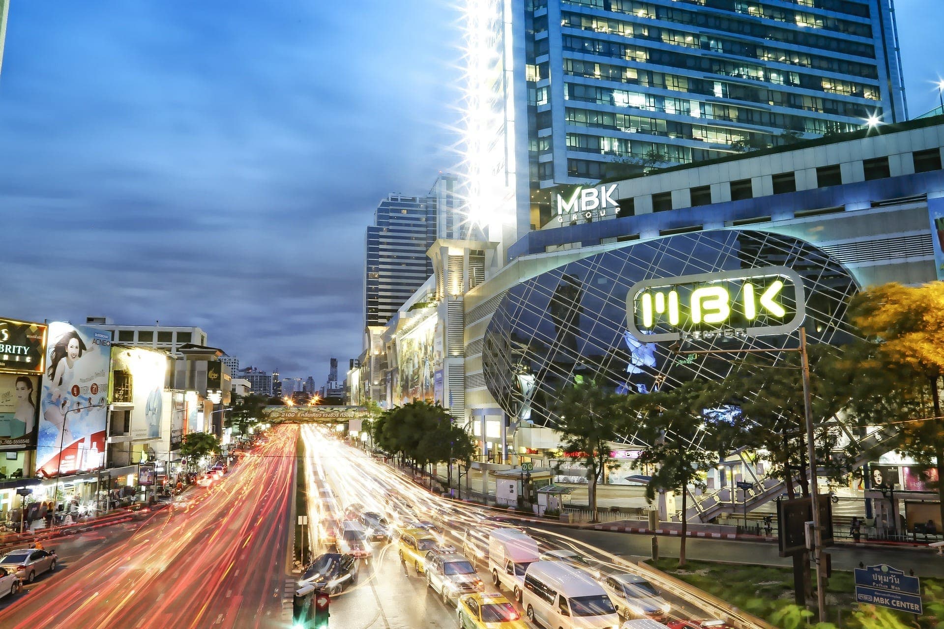 Trung tâm mua sắm MBK Center ở Bangkok với dòng xe cộ nhộn nhịp và ánh đèn thành phố về đêm