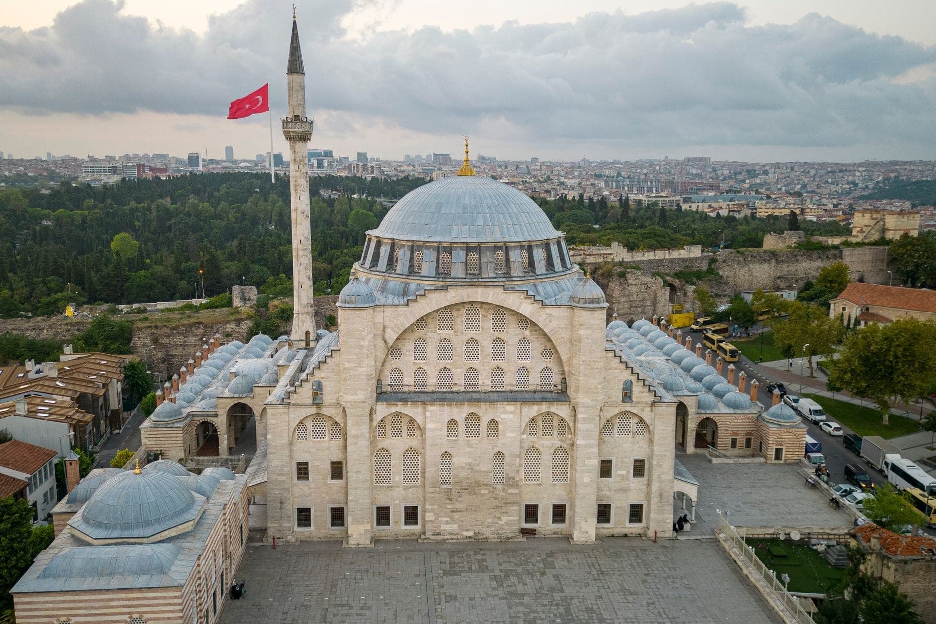 Luftaufnahme der Mihrimah-Sultan-Moschee in Üsküdar mit ihrer großen Zentralkuppel, einem einzigen Minarett und der Stadtkulisse im Hintergrund.