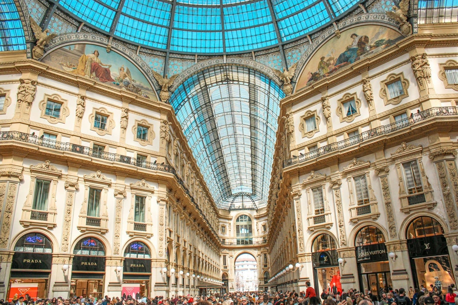 Innenansicht der Galleria Vittorio Emanuele II in Mailand mit der imposanten Glas- und Eisenkuppel über den verzierten historischen Ladengeschäften.