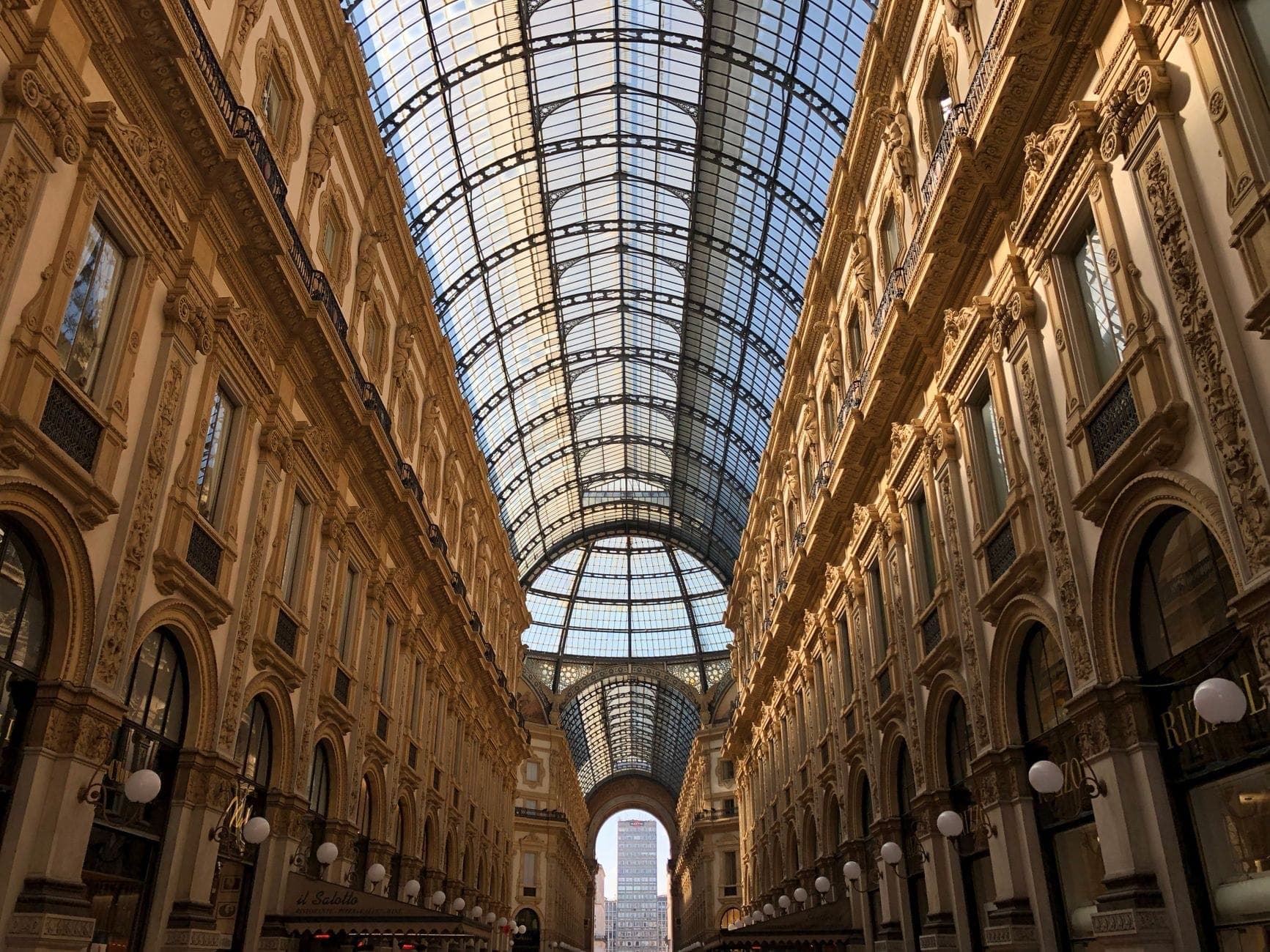 Galleria Vittorio Emanuele II ในเมืองมิลาน หลังคากระจกอันยิ่งใหญ่ของอาเขตช้อปปิ้งที่มีสถาปัตยกรรมวิจิตรและร้านบูติกระดับไฮเอนด์