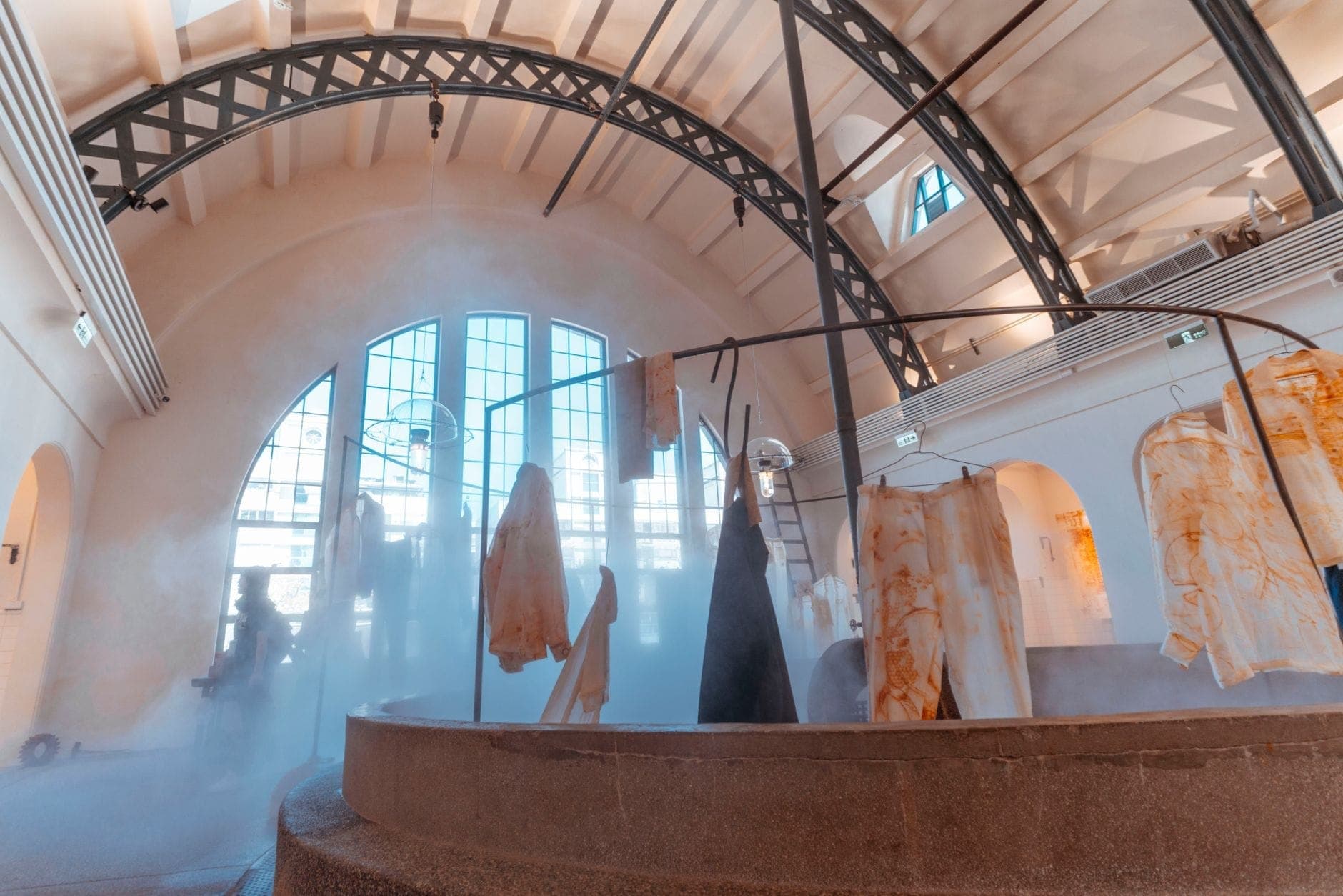 Innengalerie des Museo Nazionale della Scienza e Tecnologia in Mailand mit Gewölbedecken und ausgestellten Museumsexponaten.