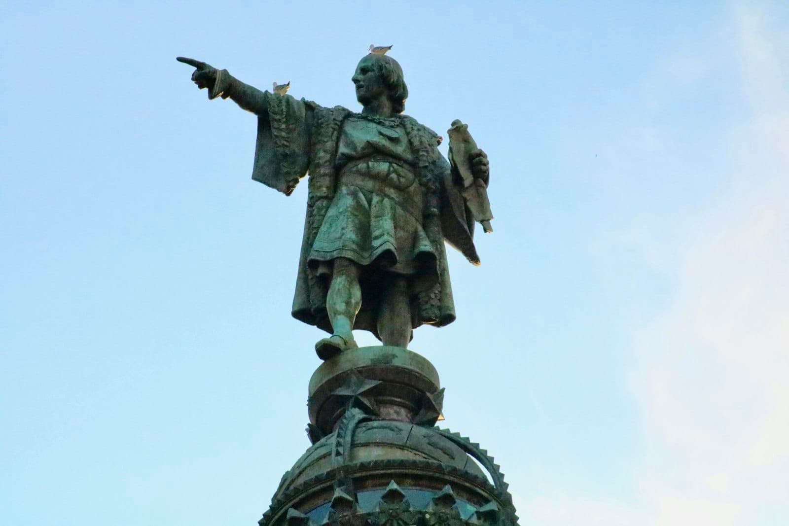 Cận cảnh Columbus Monument tại Mirador de Colom, tượng đồng chỉ tay lên bầu trời trong xanh của Barcelona.