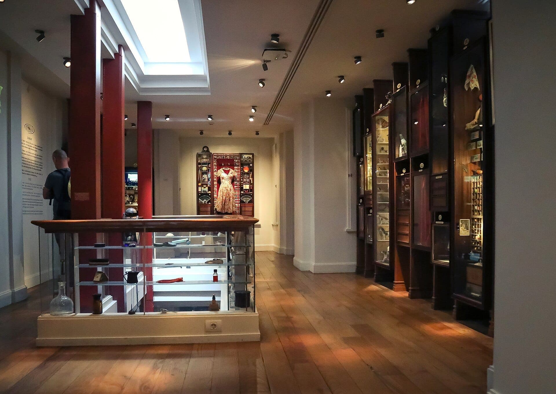 Innenansicht des Museum of Innocence mit gut beleuchteten Holzböden, Glasvitrinen und alltäglichen türkischen Vintage-Objekten.