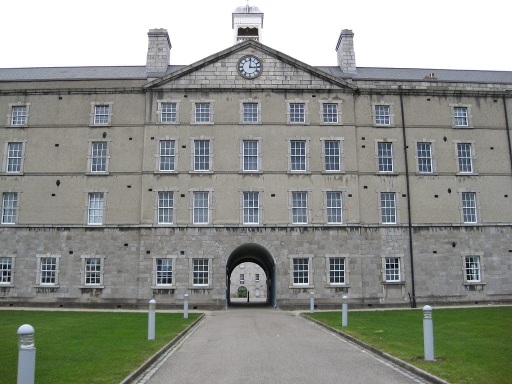 Vista frontal del National Museum of Ireland – Decorative Arts & History, que muestra el histórico edificio Collins Barracks con ventanas simétricas y un arco central.