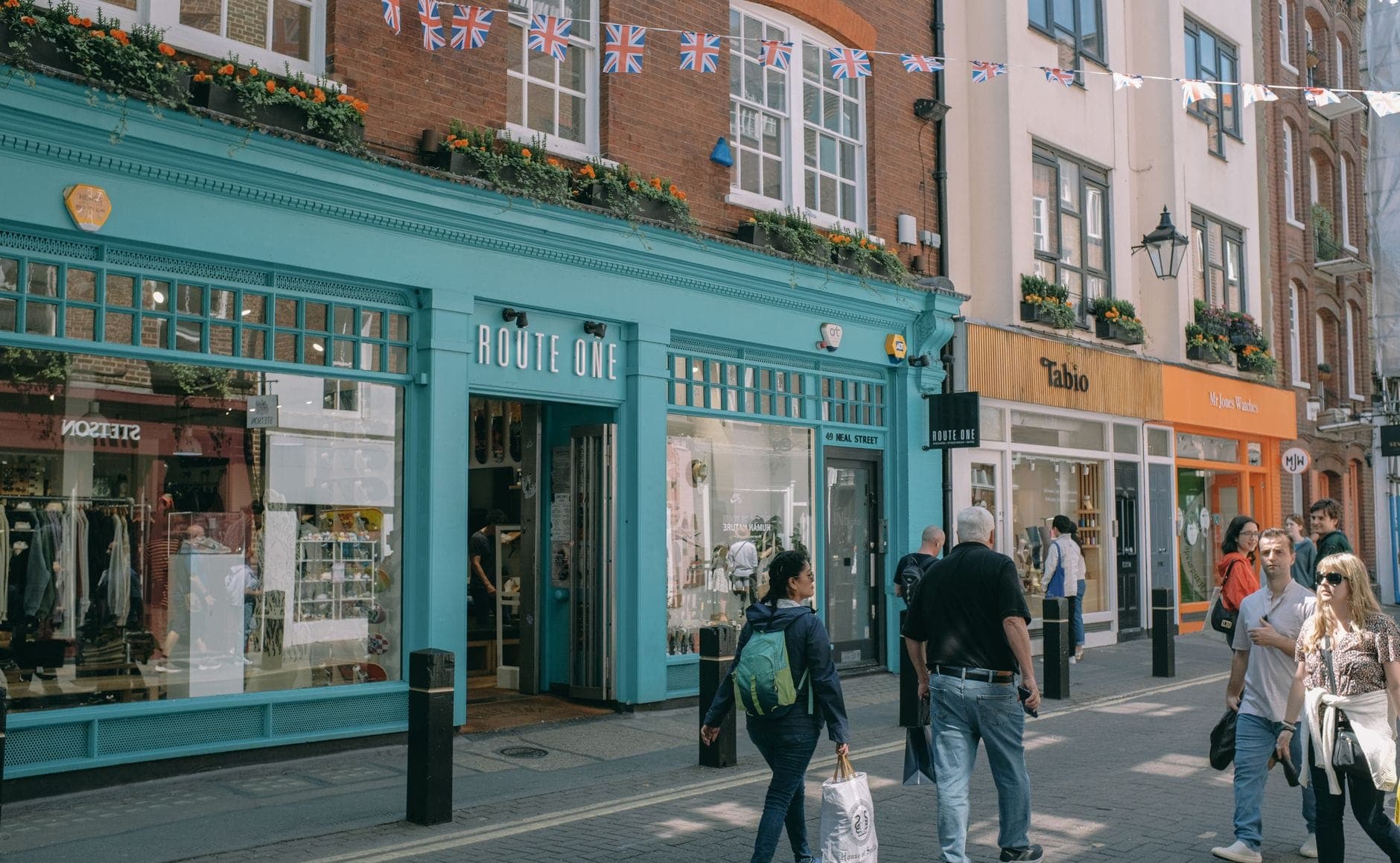 Pedestrian street sa North Laine, Brighton, punô ng makukulay na independent shops at naglalakad na tao—ipinapakita ang masiglang urbanong vibe ng lugar.