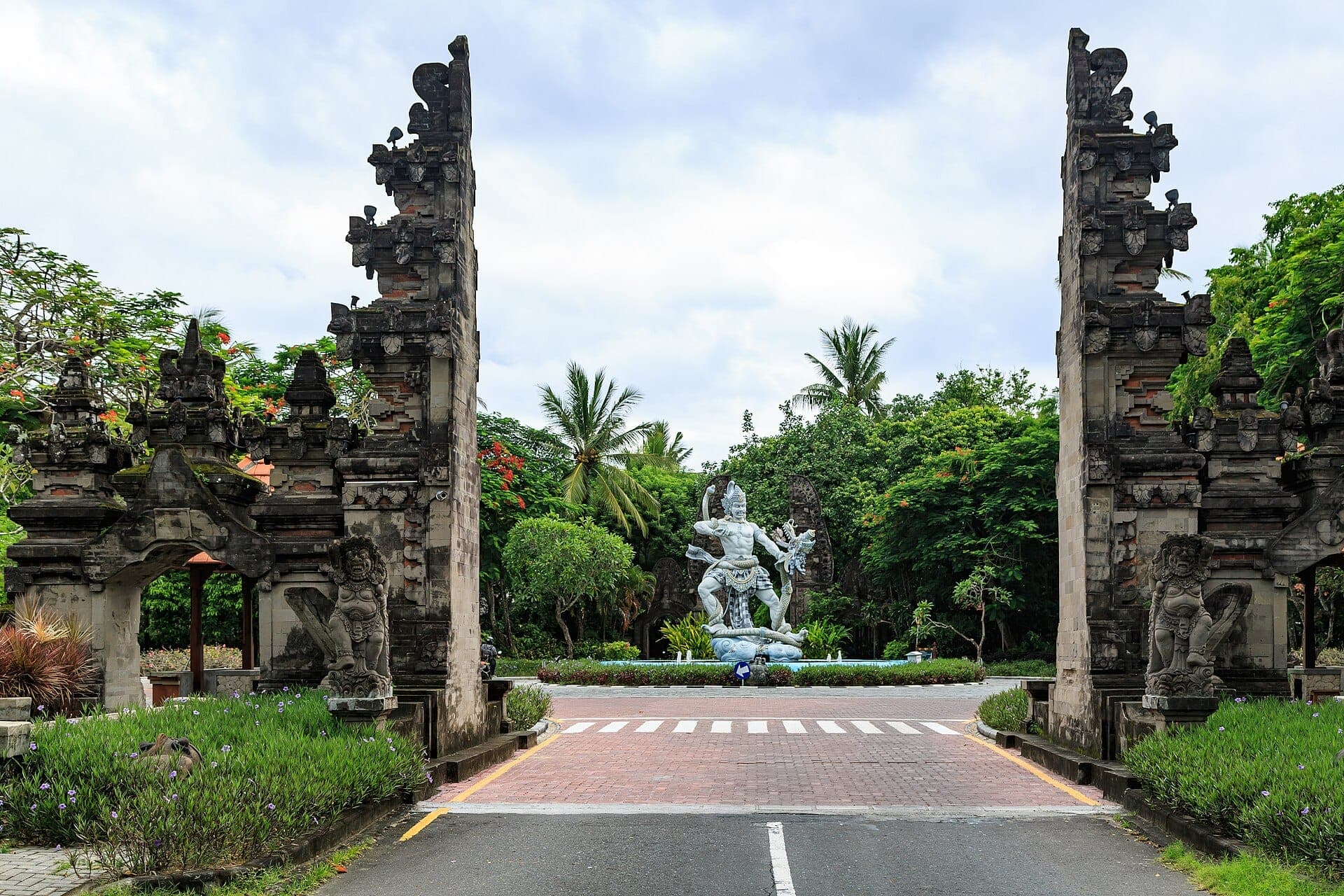 Tradisyunal na Balinese split gate at estatwa sa pasukan ng resort area ng Nusa Dua, Bali