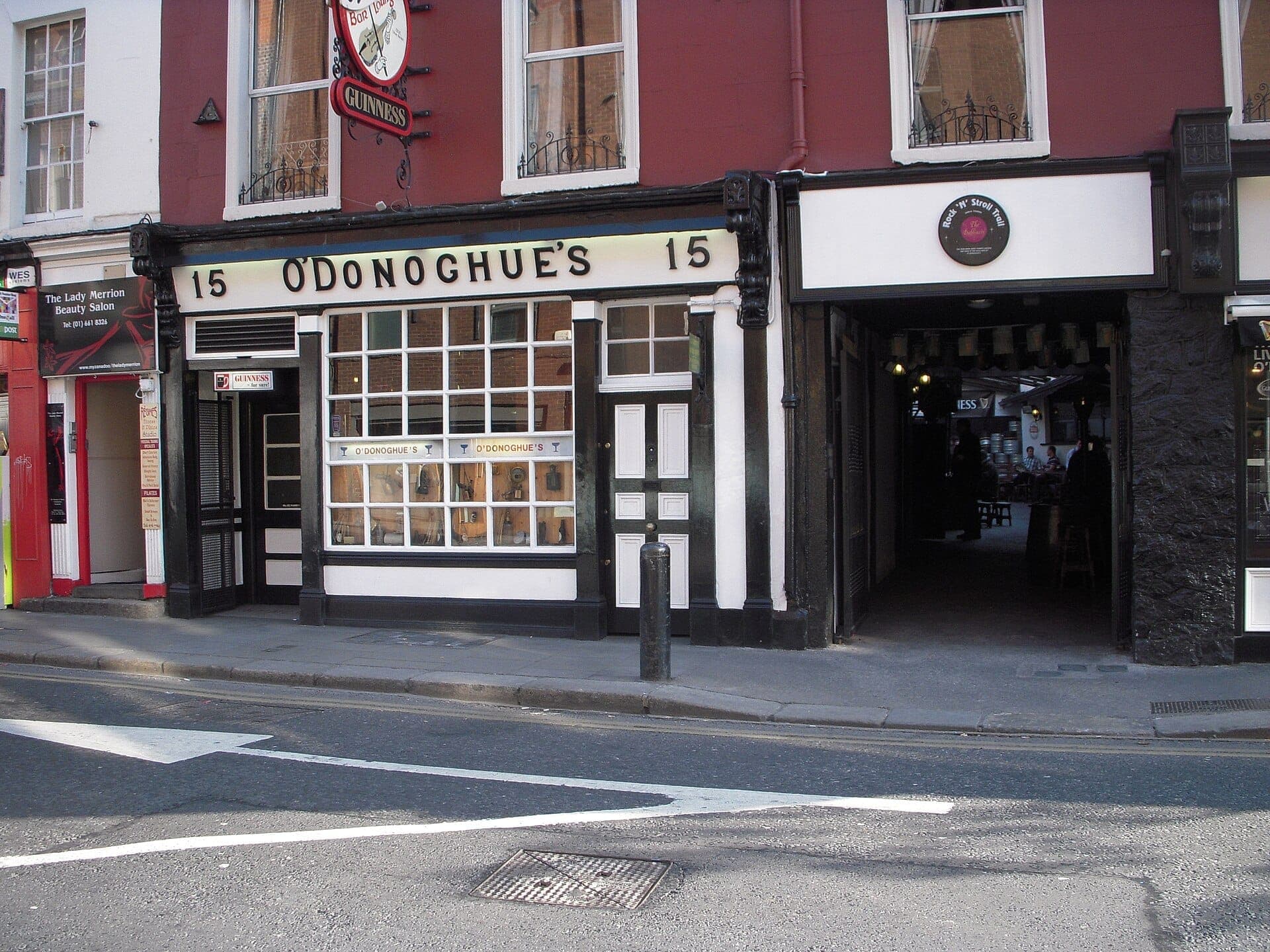 Vista stradale del O'Donoghue's Pub a Dublino, con la sua classica facciata in bianco e nero e le grandi finestre sul fronte in Merrion Row.