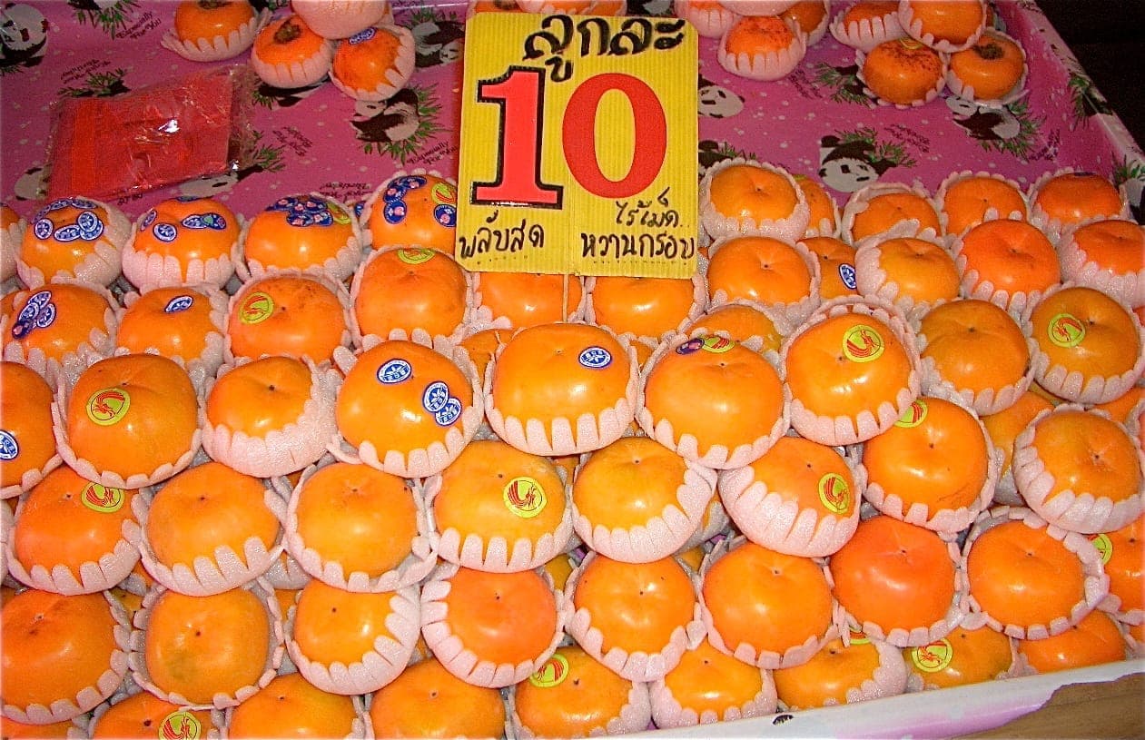 Quả hồng trưng bày tại chợ Or Tor Kor ở Chatuchak, Bangkok