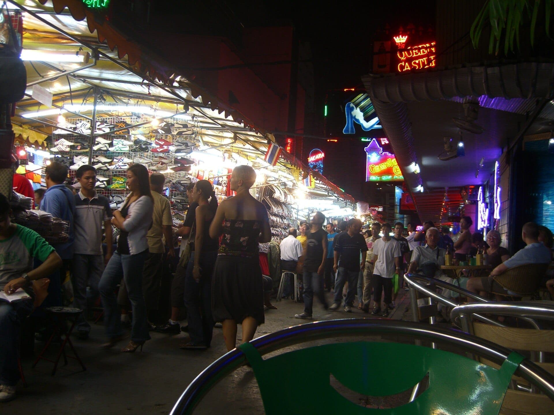 Chợ đêm Patpong ở Bangkok với các quầy hàng nhộn nhịp, biển hiệu neon và không khí về đêm sôi động