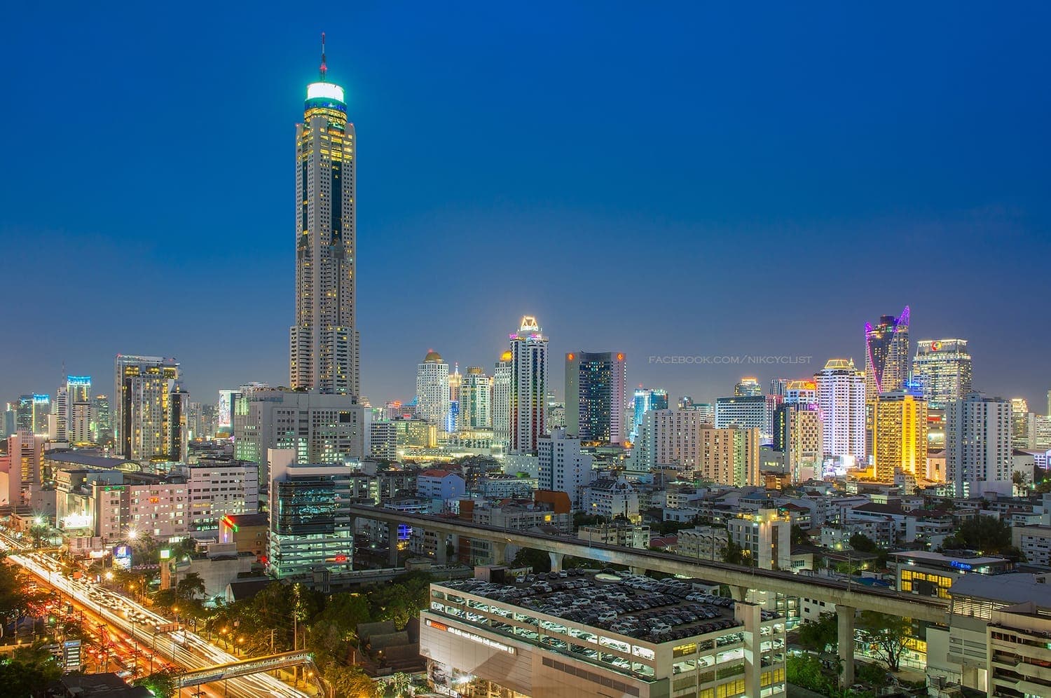 Baiyoke Tower II at tanawin ng Pratunam Bangkok sa gabi