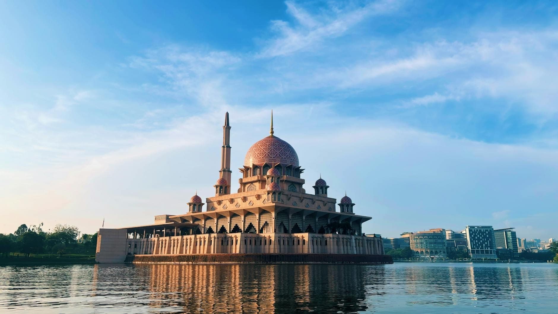 Hồ Putrajaya yên bình phản chiếu các tòa nhà chính phủ hoành tráng, thánh đường Hồi giáo và những cây cầu cầu kỳ trong thủ đô quy hoạch của Malaysia.