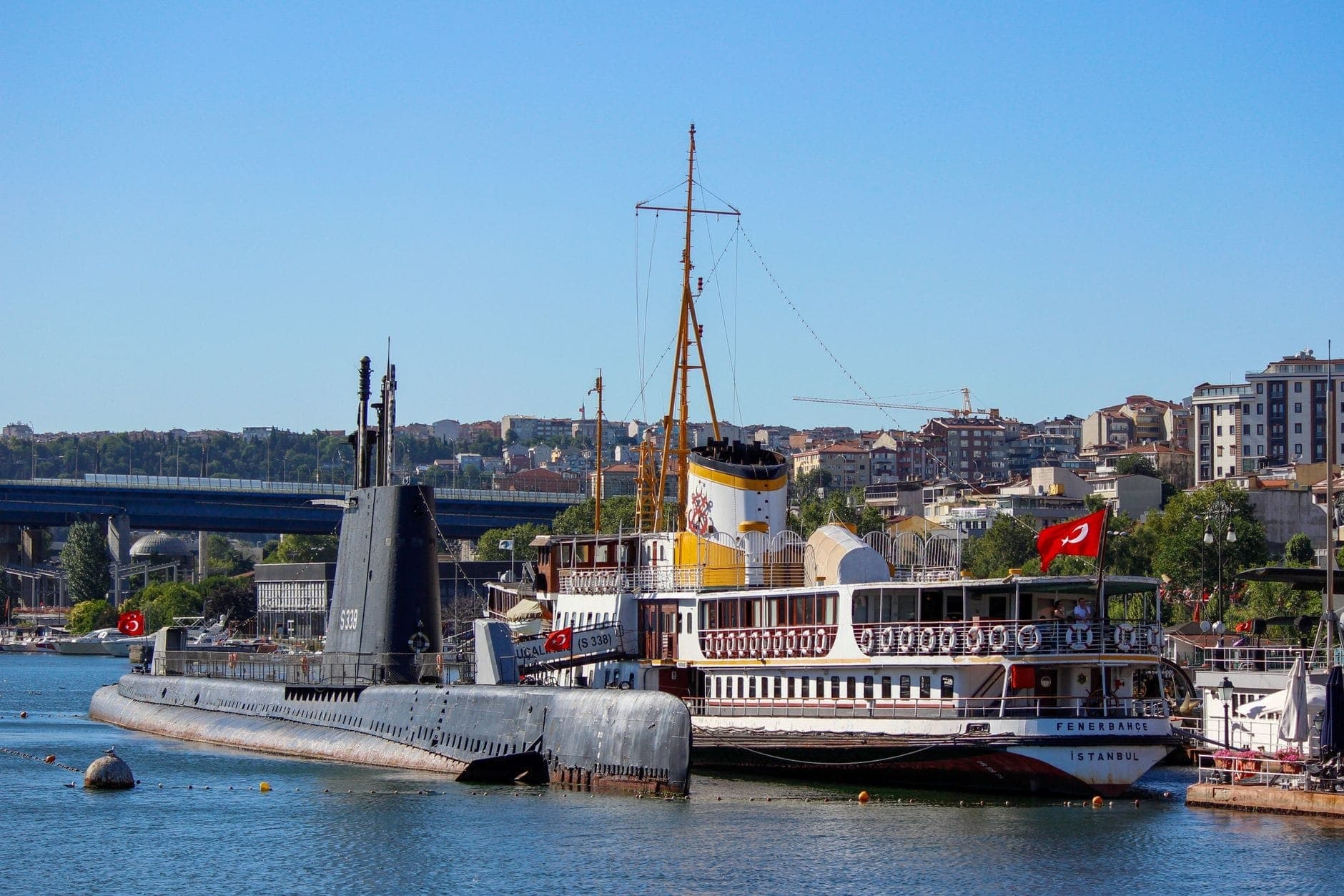 Ein historisches U-Boot und ein alter Dampfer liegen nebeneinander am Rahmi M. Koç Museum am Goldenen Horn in Istanbul – an einem sonnigen Tag.