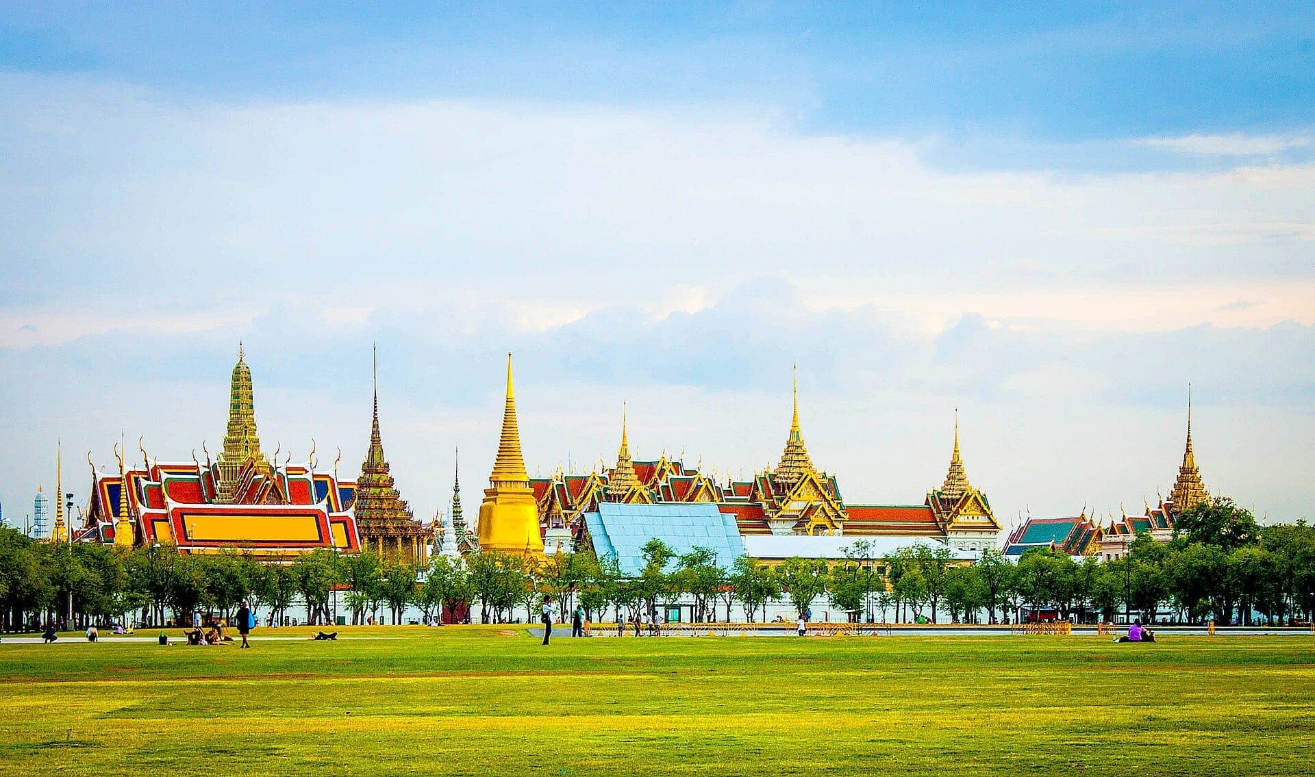 Bãi đất Sanam Luang ở Bangkok với Hoàng Cung và ngọn tháp chùa phía xa