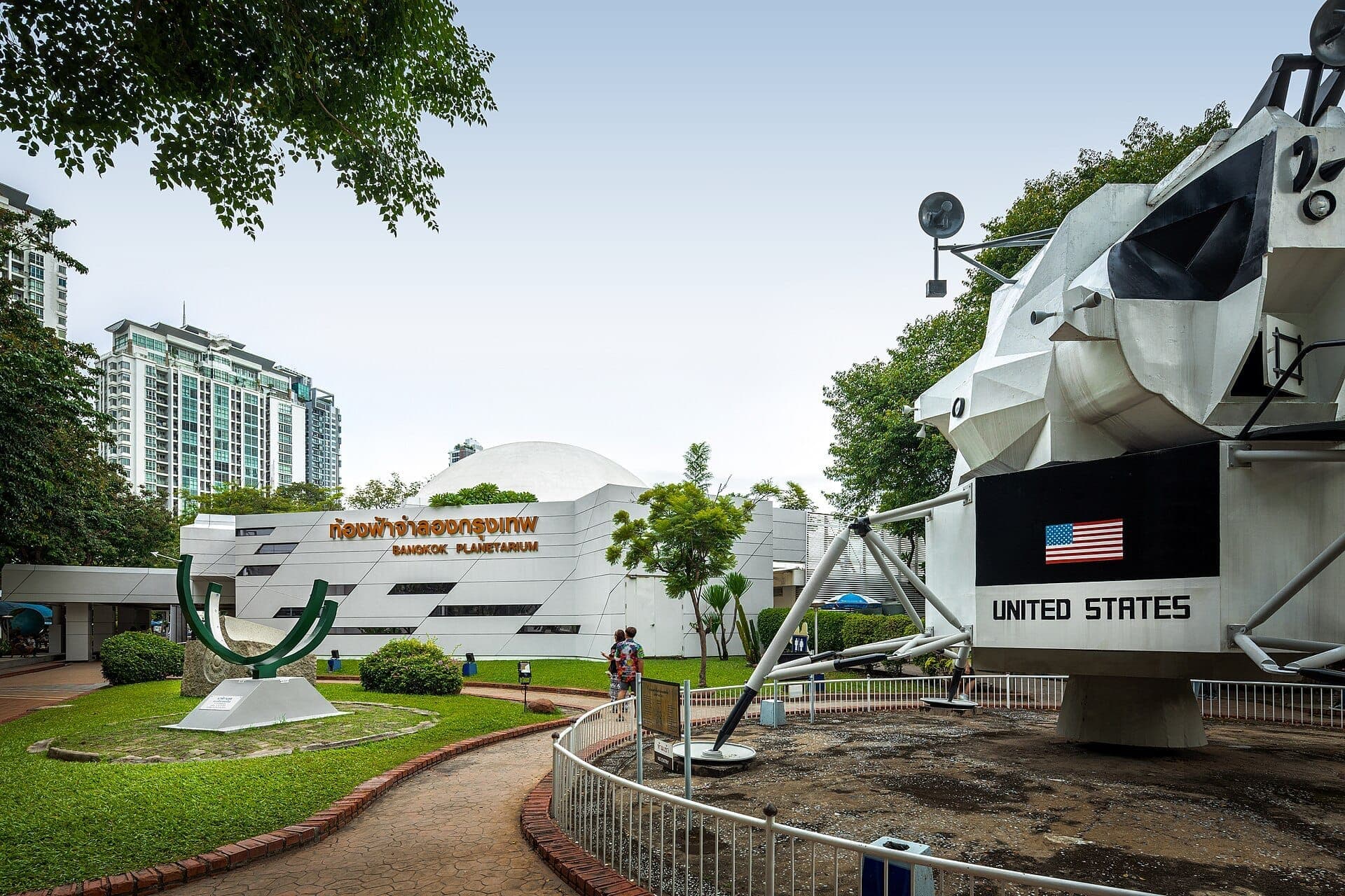 Mặt ngoài Cung Thiên văn Bangkok (Trung tâm Khoa học Giáo dục) với tòa nhà mái vòm và mô hình module Mặt Trăng Apollo trưng bày trong khu vực Sukhumvit