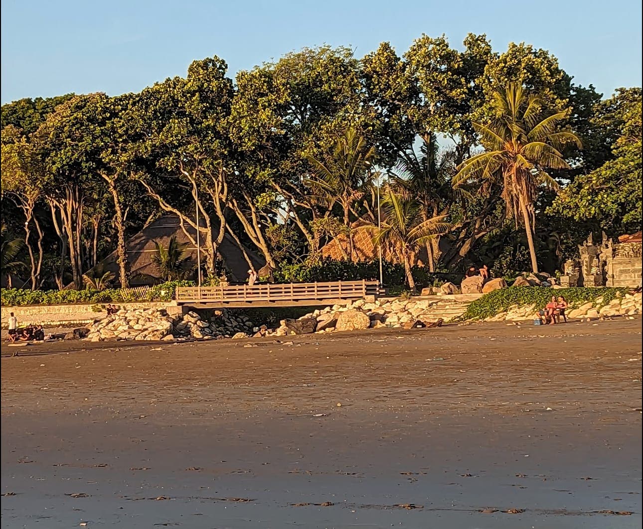 Bãi cát vàng yên bình của bãi biển Seminyak ở Bali với những cây dừa ở phía sau