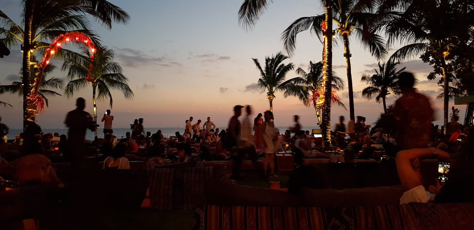 Iconic na sunset ng Seminyak sa ibabaw ng karagatan, na may mga eleganteng beach club sa kahabaan ng chic coastline ng Bali