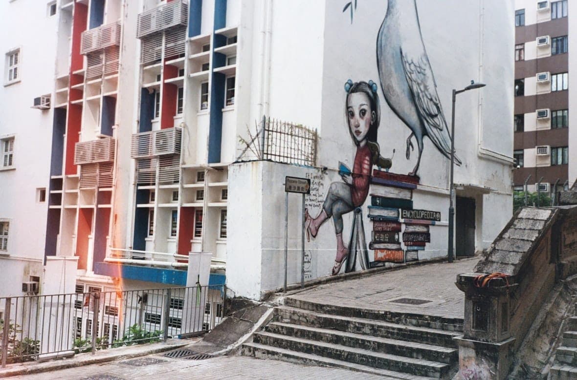 Street art mural sa residential building sa Sheung Wan, Hong Kong