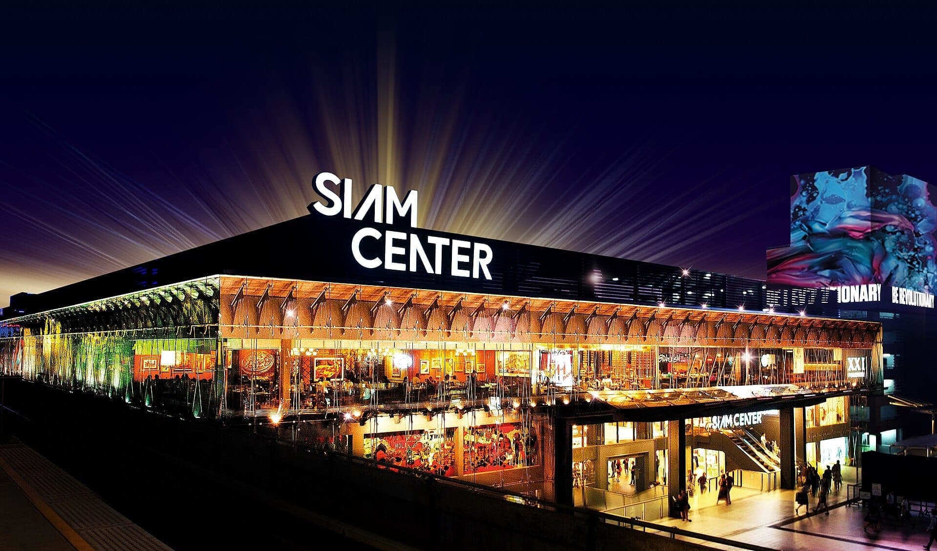 Trung tâm thương mại Siam Center ở Bangkok lung linh ánh đèn ban đêm với mặt tiền hiện đại