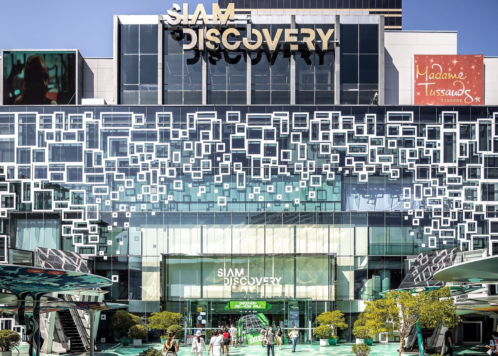 Mặt ngoài trung tâm thương mại Siam Discovery ở Bangkok với thiết kế hình học hiện đại