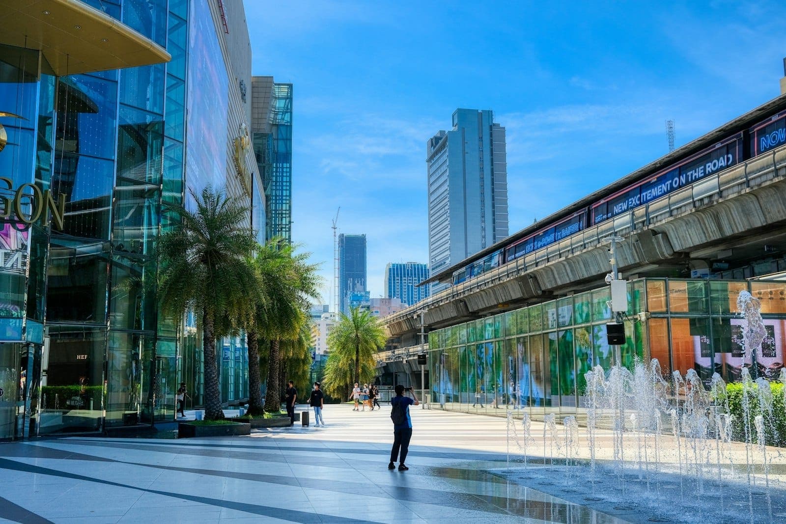 Mặt ngoài trung tâm thương mại Siam Paragon ở Bangkok với BTS Skytrain và quảng trường
