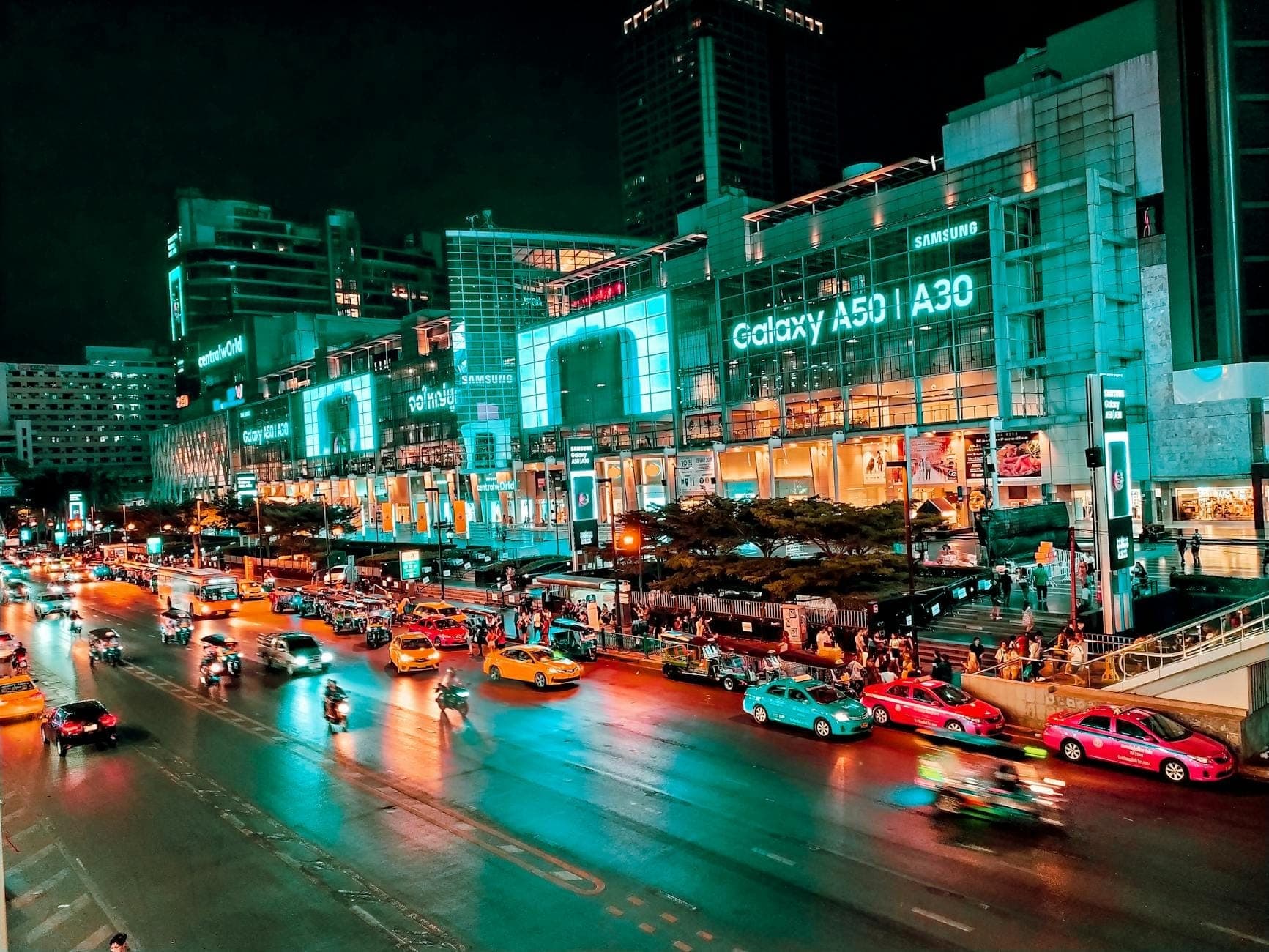 Distrito ng pamimili sa Siam Bangkok sa gabi na may trapik at mga iluminadong mall