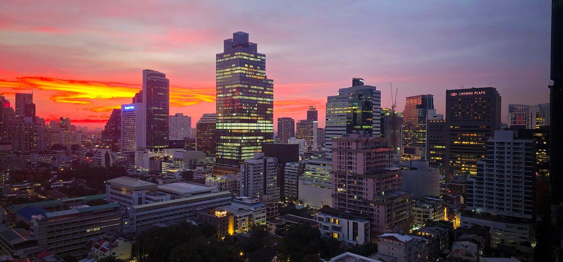 Skyline ng Silom Bangkok sa takipsilim na may modernong office tower at mga ilaw ng lungsod