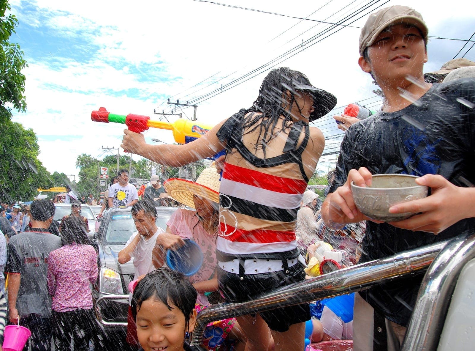 Người dân vui Songkran ở Bangkok với súng nước và nước bắn tung tóe trong dịp Tết Thái Lan