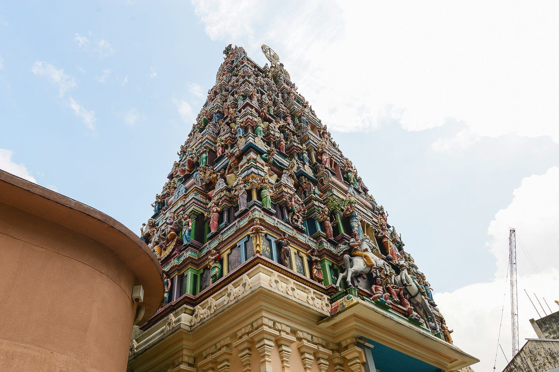Tháp cổng vào đầy màu sắc và chạm khắc tinh xảo của Đền Sri Mahamariamman sừng sững trên nền trời xanh trong khu phố Chinatown của Kuala Lumpur.