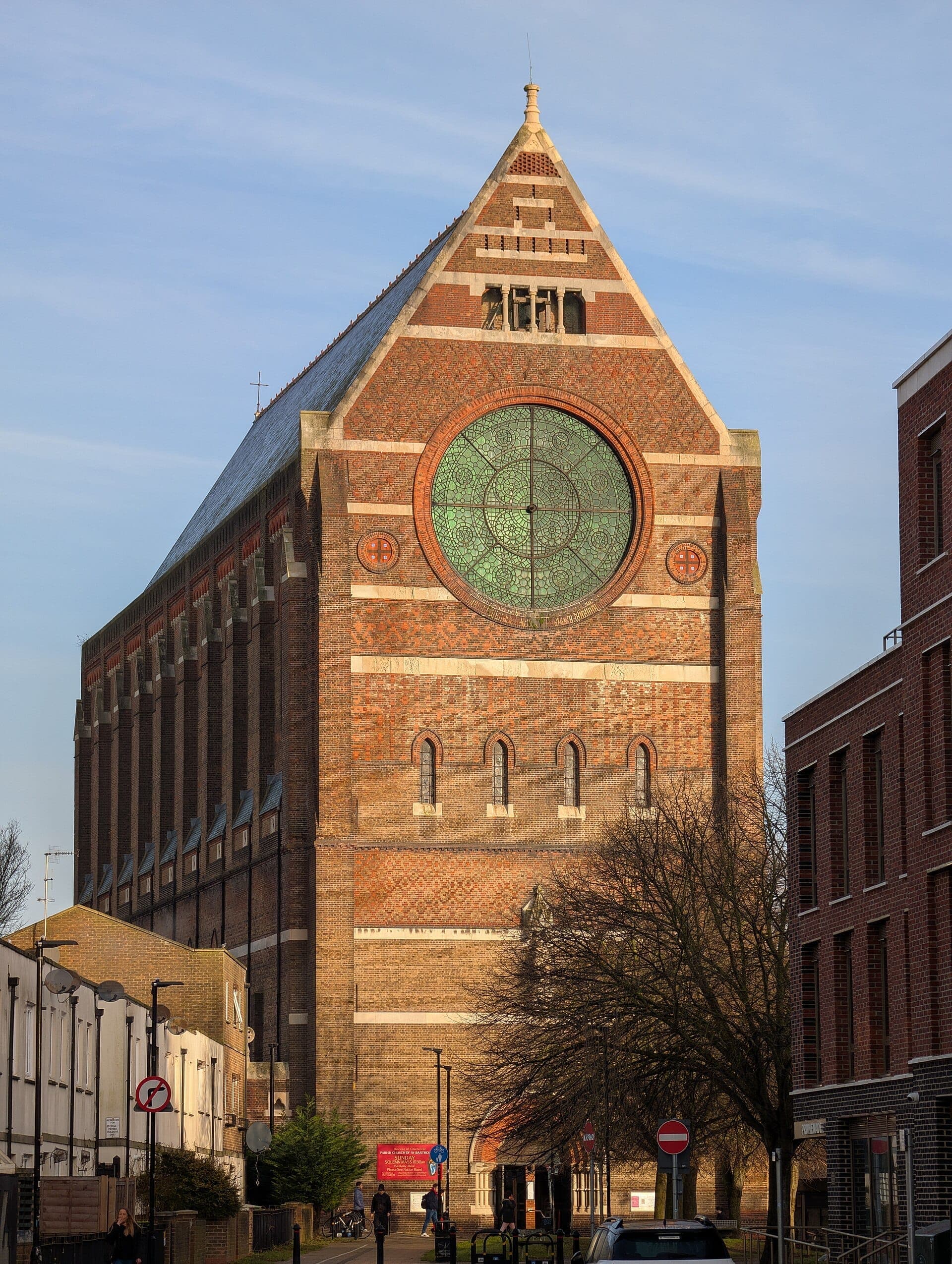Nhà thờ St Bartholomew ở Brighton, một tòa nhà gạch thời Victoria cao lớn với cửa sổ kính màu hình tròn lớn, nhìn thấy vào một ngày nắng đẹp.