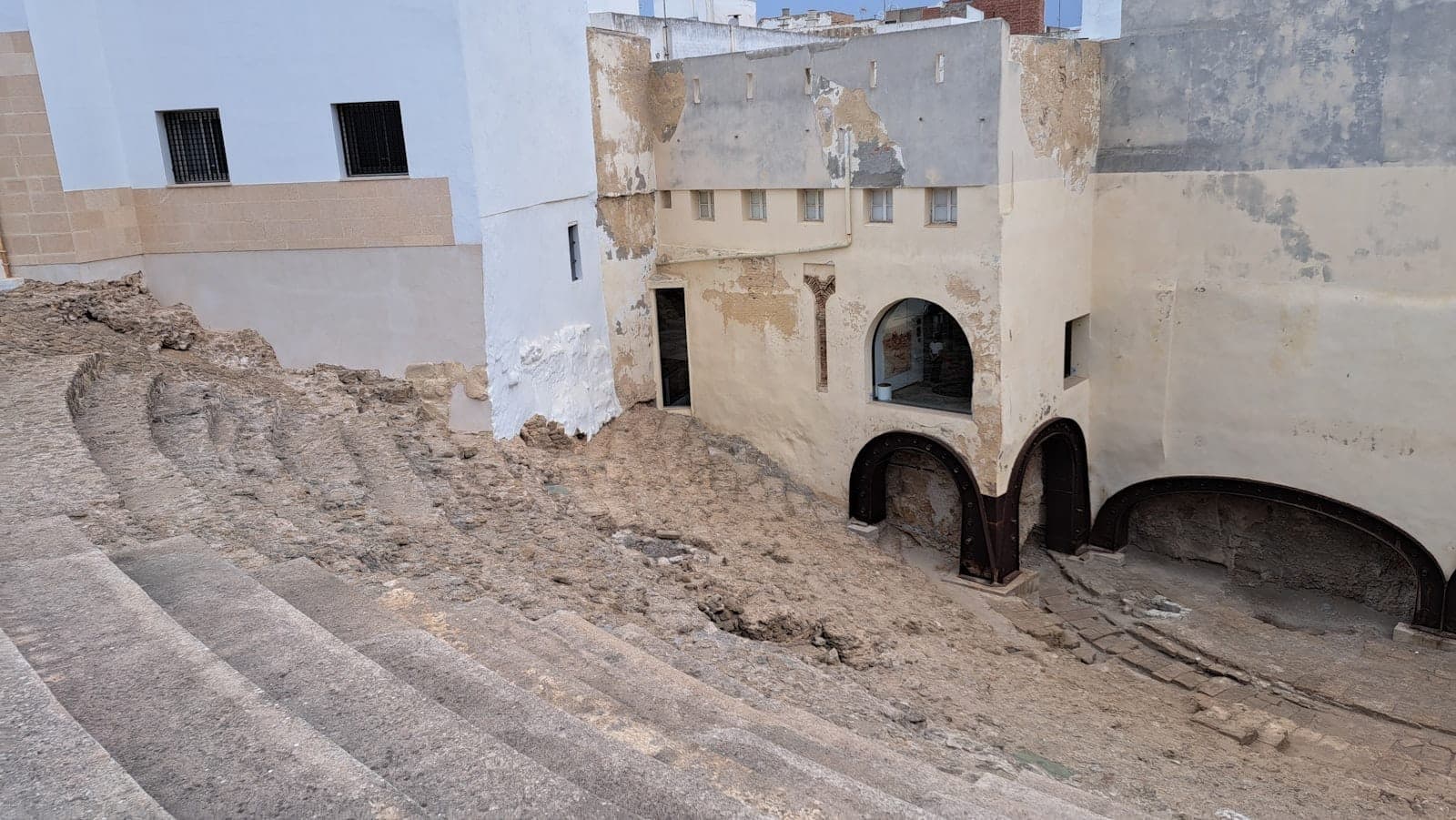 Ghế đá và tàn tích Teatro Romano de Cádiz cổ, các chi tiết kiến trúc La Mã nằm xuyên lẫn trong lòng thành phố hiện đại.
