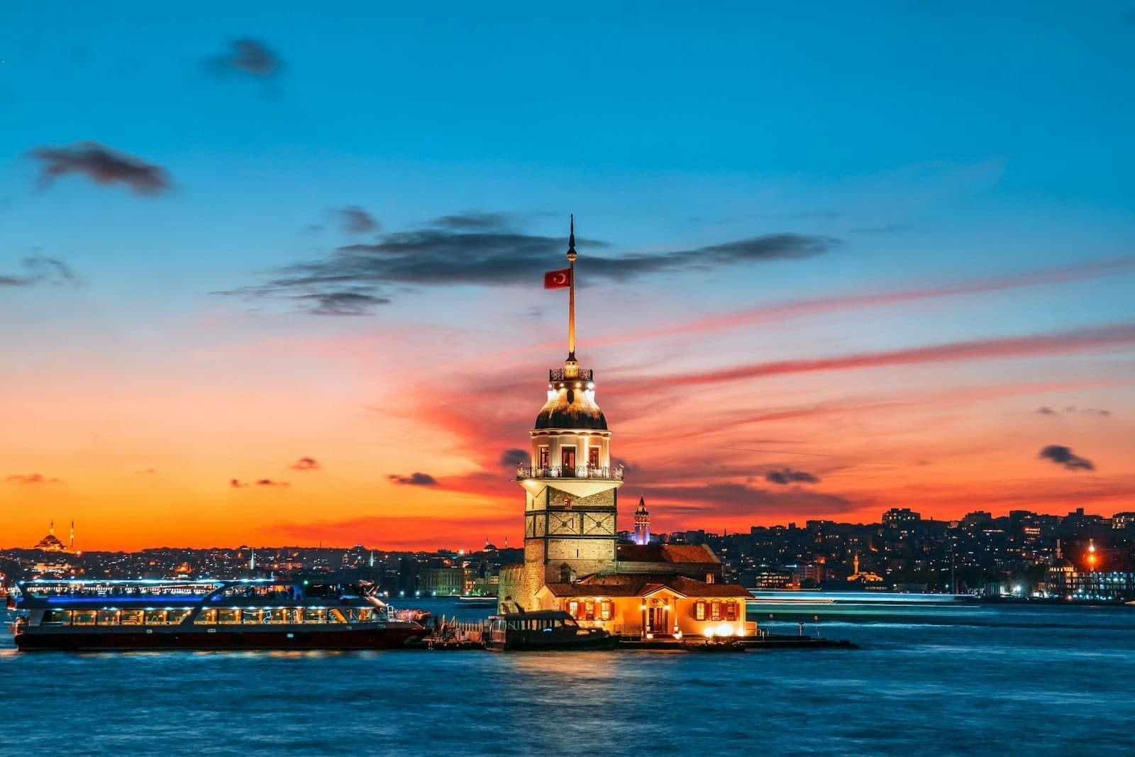 Der Mädchenturm bei Sonnenuntergang am Bosporus, mit leuchtendem Himmel und Wasser – das Wahrzeichen von Üsküdar und Istanbuls asiatischer Seite.