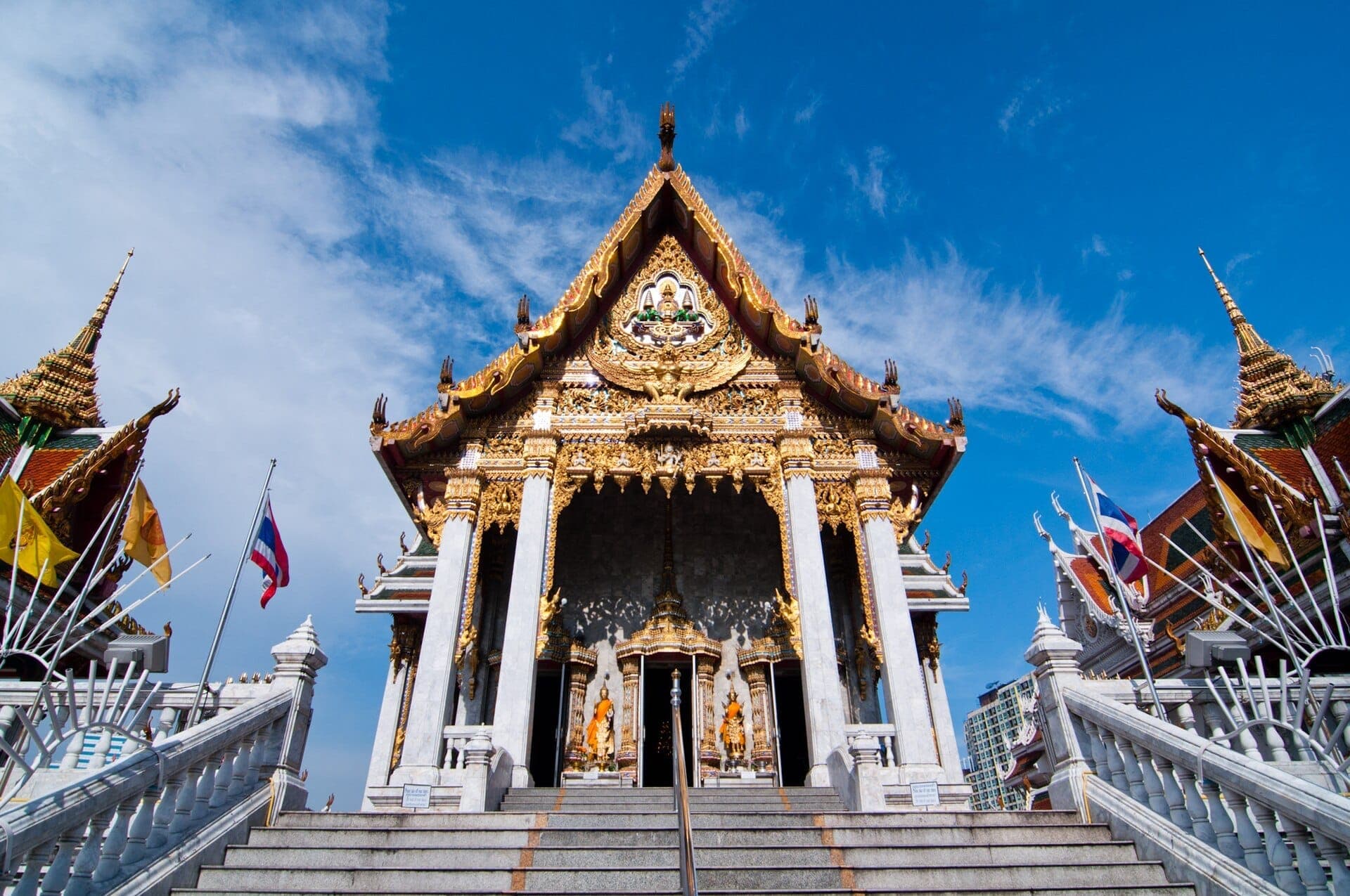 Cổng vào chùa Wat Hua Lamphong ở Bangkok với mặt tiền mạ vàng tinh xảo và cờ Thái Lan