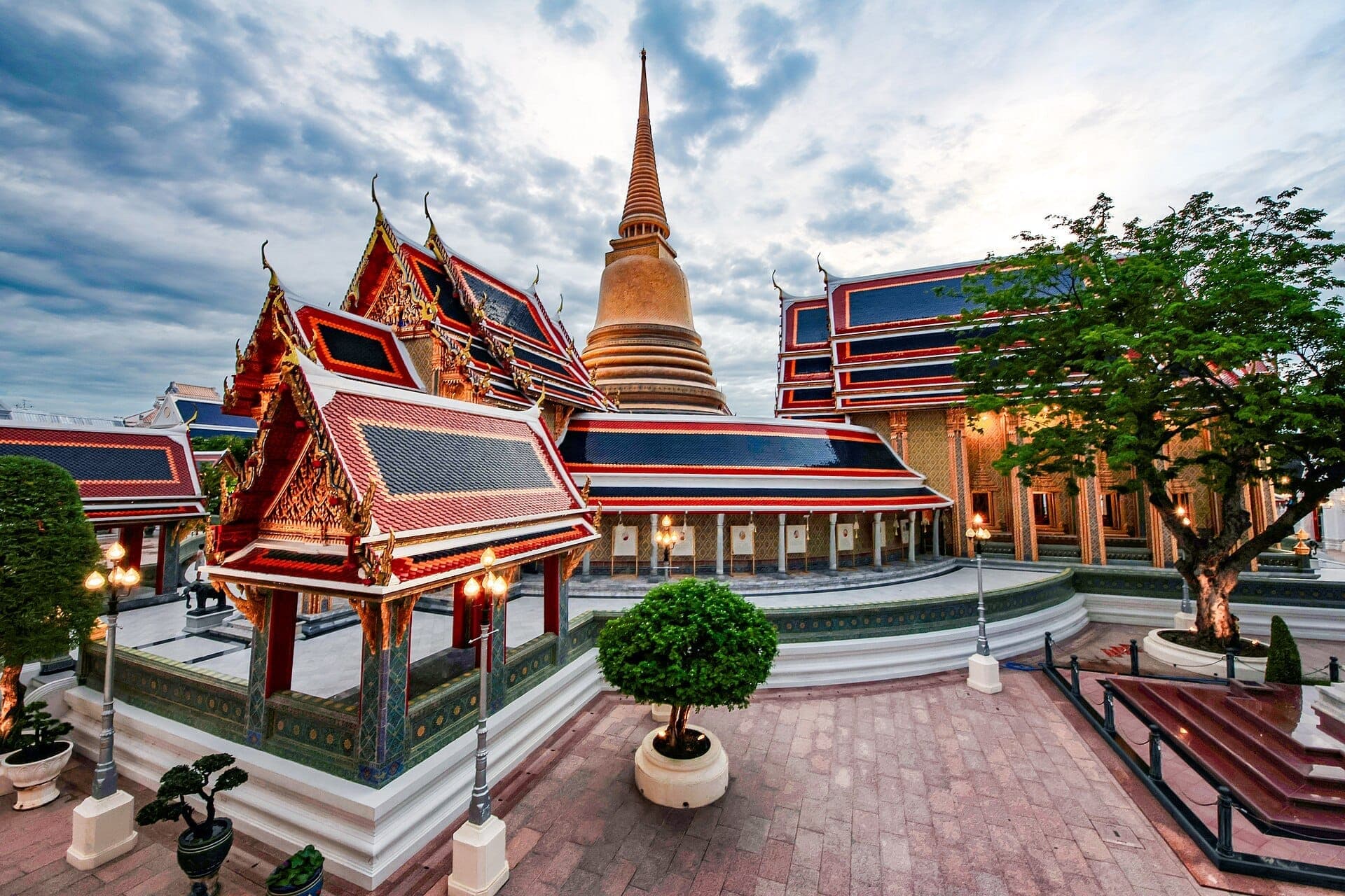 Sân trong chùa Wat Ratchabophit ở Bangkok với tháp chedi vàng trung tâm và kiến trúc Thái bao quanh