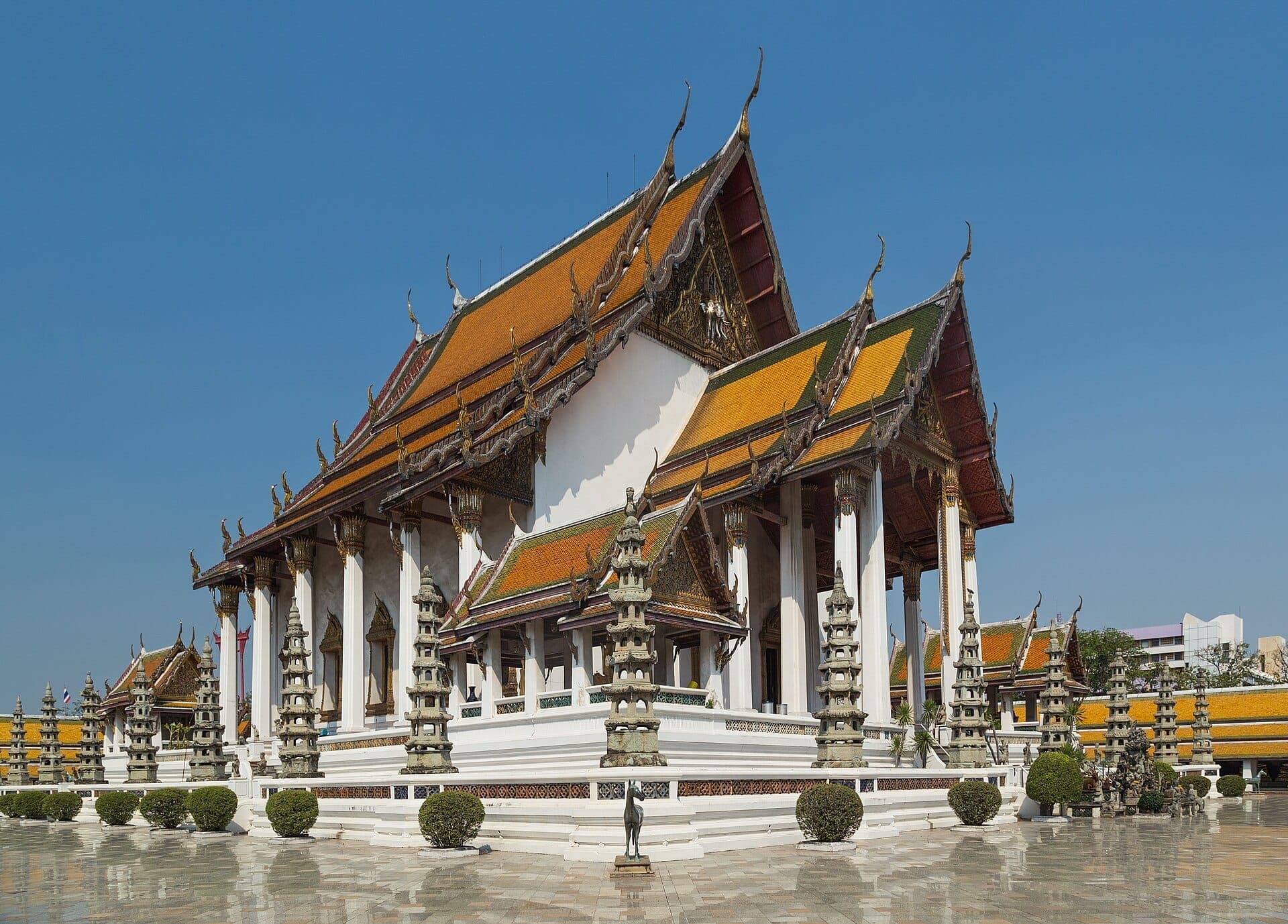 Điện thờ chùa Wat Suthat ở Bangkok với kiến trúc truyền thống Thái Lan và mái ngói cam lộng lẫy dưới bầu trời xanh