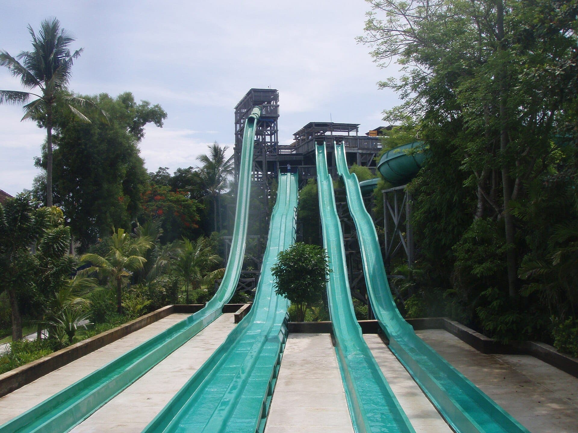 các máng trượt nước tại công viên chủ đề Waterbom Bali ở Kuta