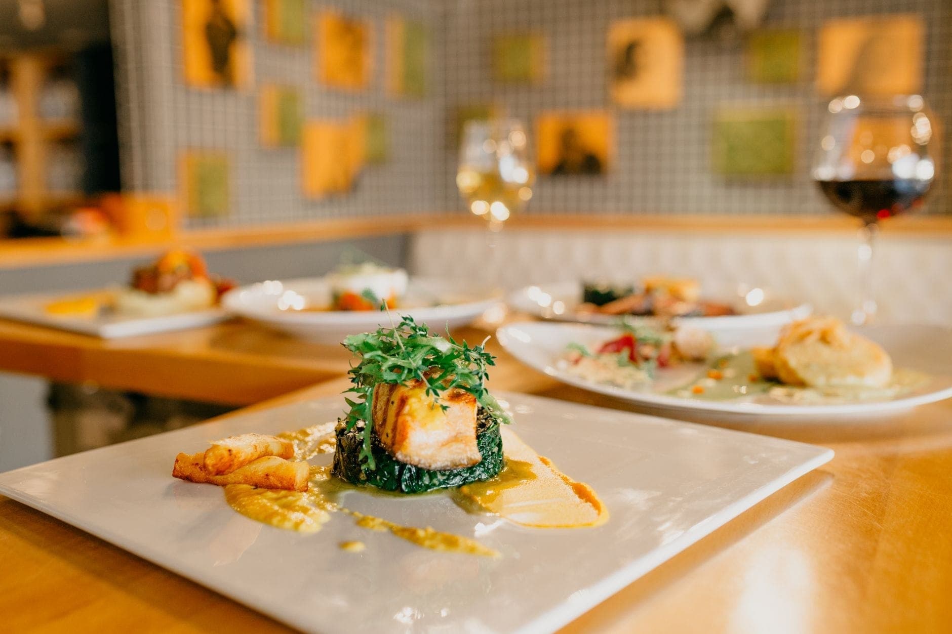 Eleganckie danie w wykwintnej restauracji z kieliszkami do wina i nowoczesnym wystrojem, idealne na ekskluzywną kolację.
