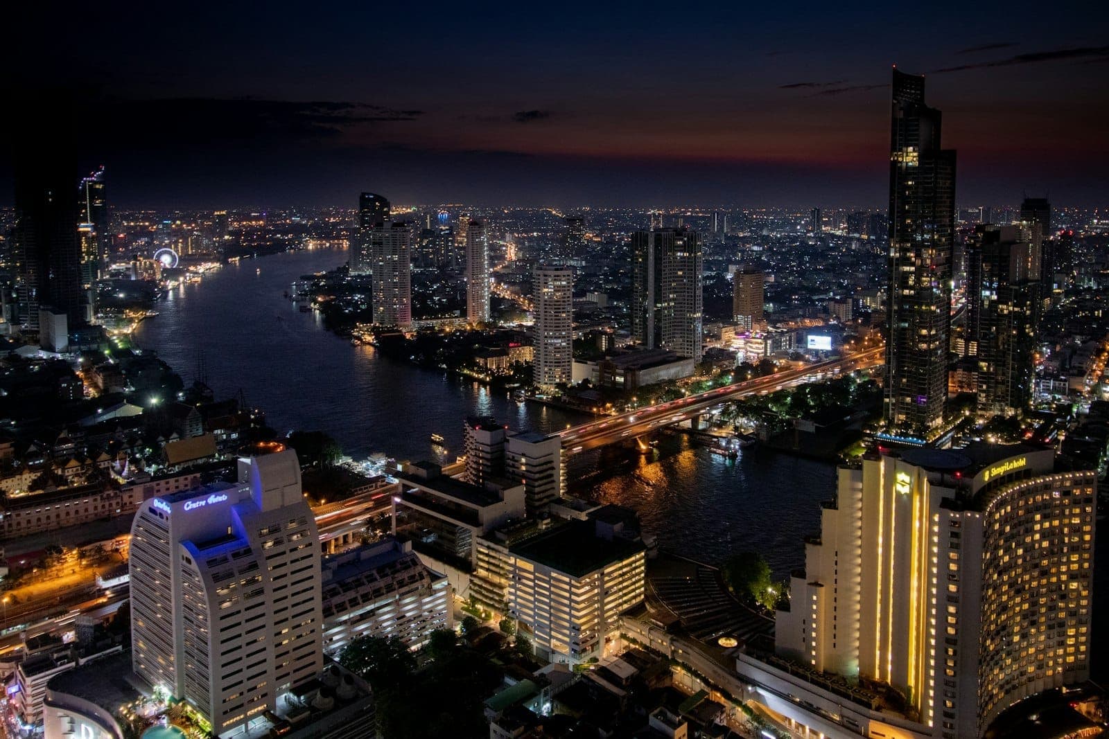 Đường chân trời Bangkok về đêm với sông Chao Phraya và các quận thành phố rực sáng ánh đèn