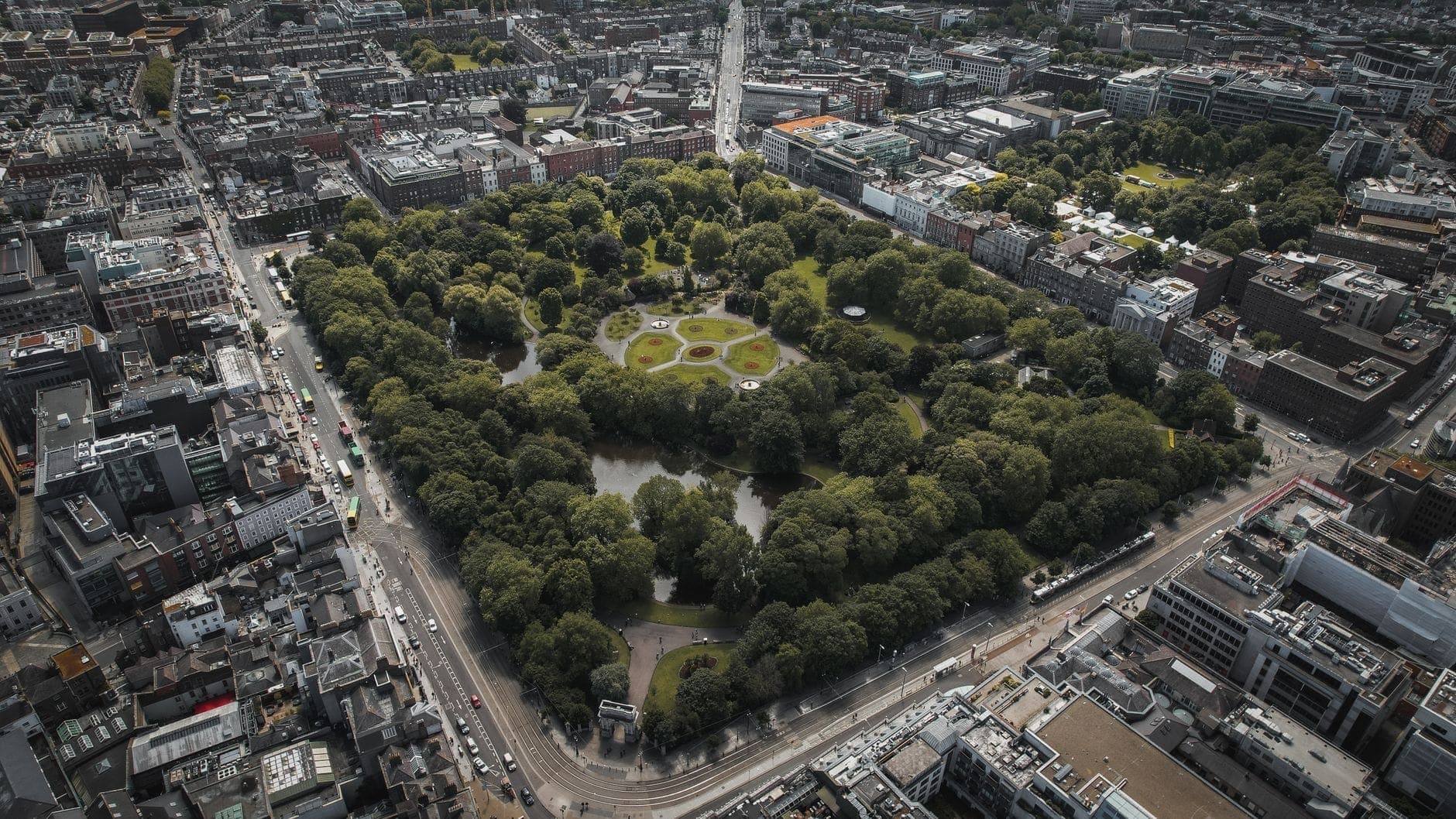 Vista aérea del centro de Dublín mostrando el parque St. Stephen's Green rodeado de calles y edificios, ilustrando la compacidad de los barrios de Dublín.