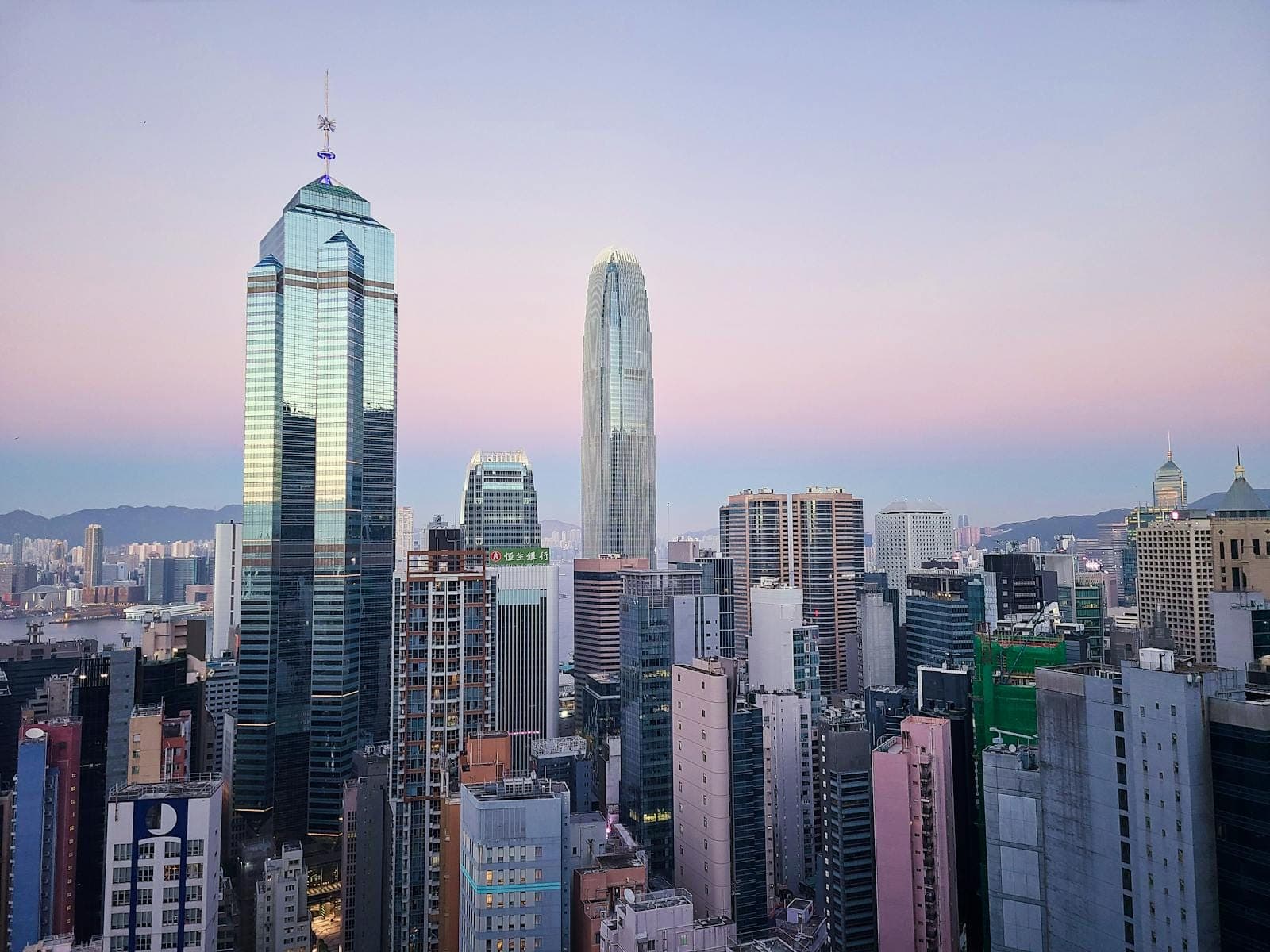 Skyline Hong Kong từ Central với view Victoria Harbour và khách sạn cao tầng