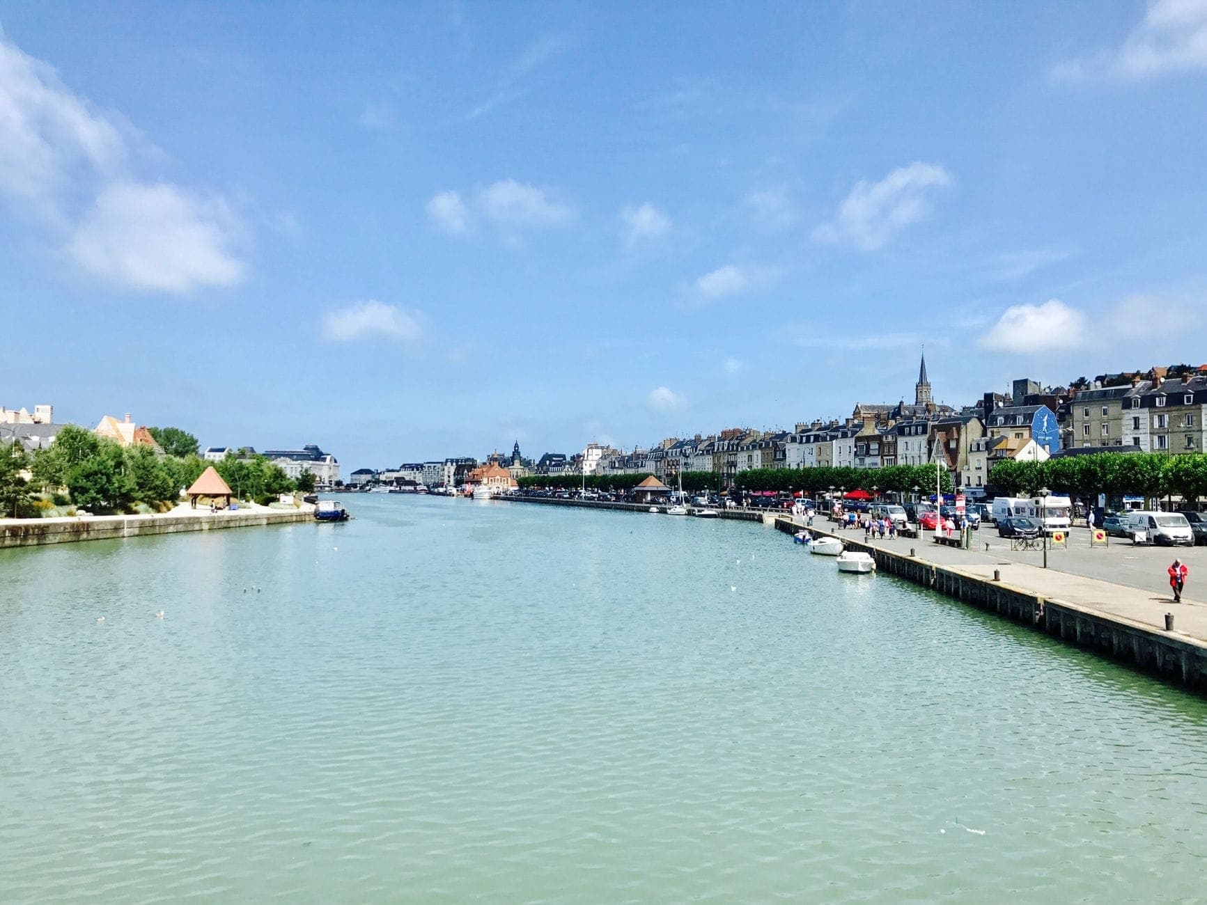 Quang cảnh bờ biển Le Havre với những tòa nhà Pháp cổ điển, thuyền neo đậu và bầu trời xanh trong vào một ngày nắng đẹp.