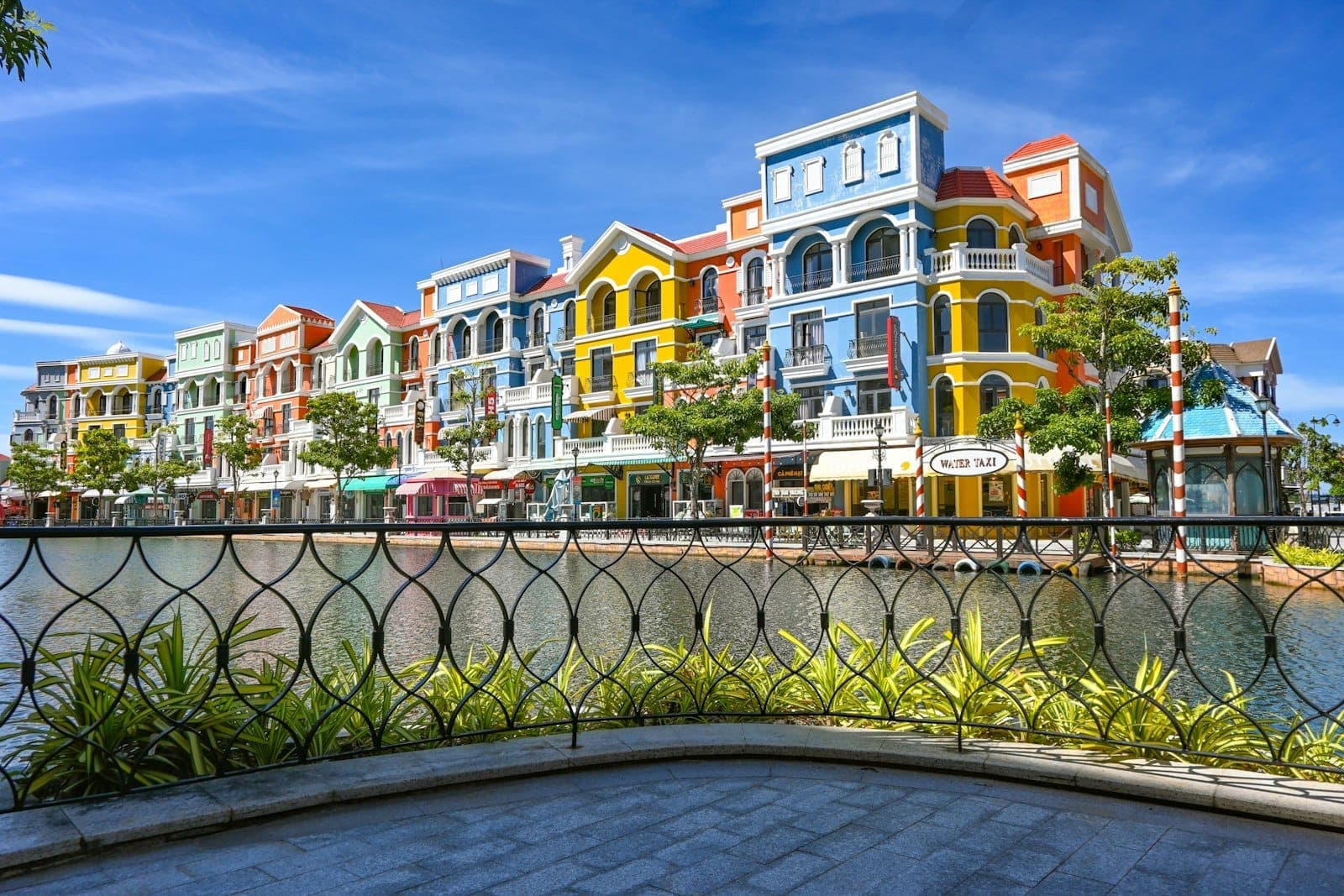 Khu Grand World Phú Quốc ven sông với những tòa nhà đầy màu sắc và lối đi dạo dọc kênh