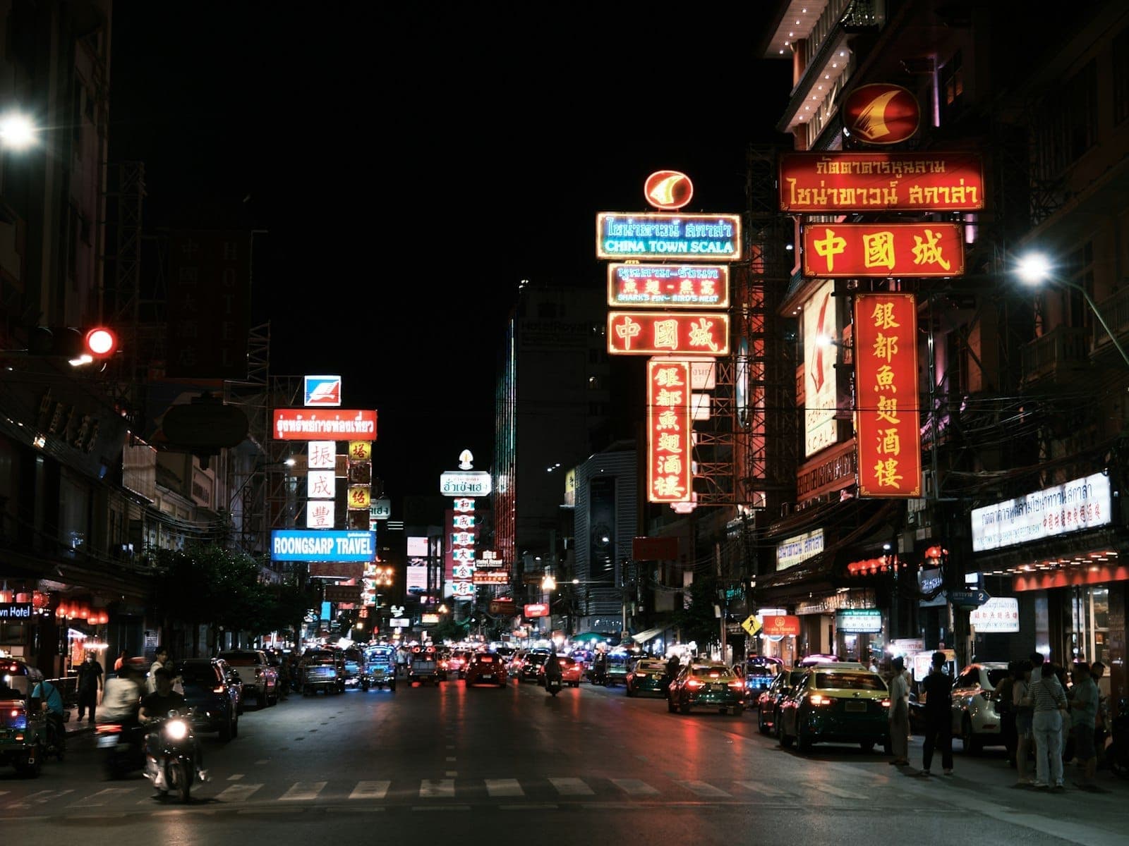 Đường Yaowarat về đêm với biển neon rực rỡ và dòng người tấp nập ở phố Tàu Bangkok