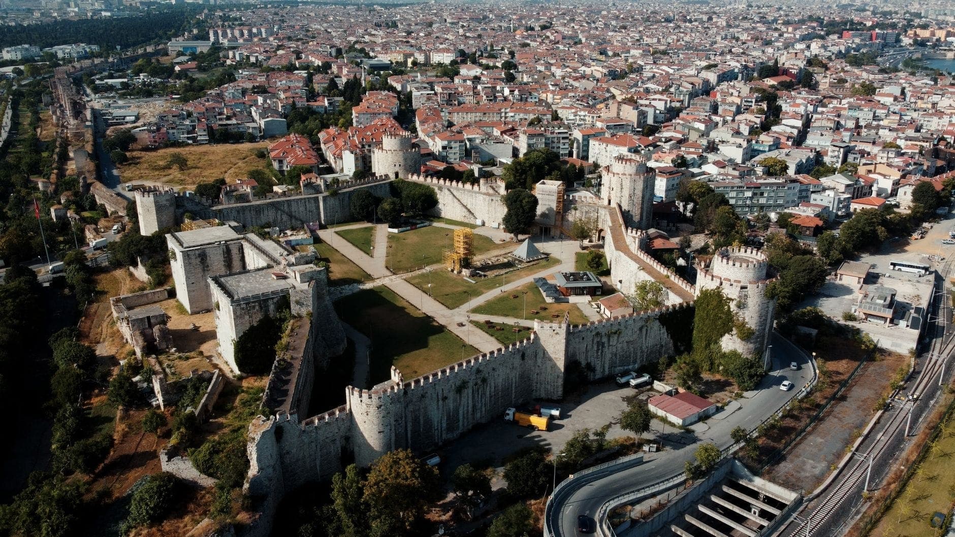 Dramatische Luftaufnahme der Yedikule-Festung mit ihren sieben Türmen, den mittelalterlichen Steinmauern, dem zentralen Innenhof und der Stadt Istanbul im Hintergrund.